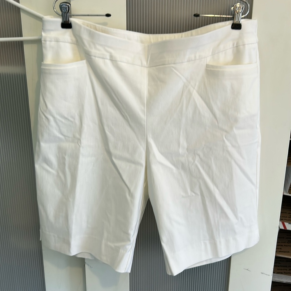 $70 Chico's white Women's Bermudas Shorts w/Stretch